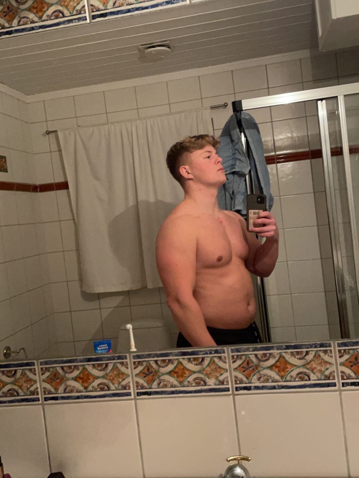 Tobias tidligere, speilbilde fra badet