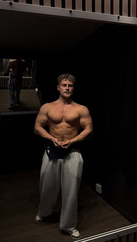 Tobias nå, etter flere år med styrketrening