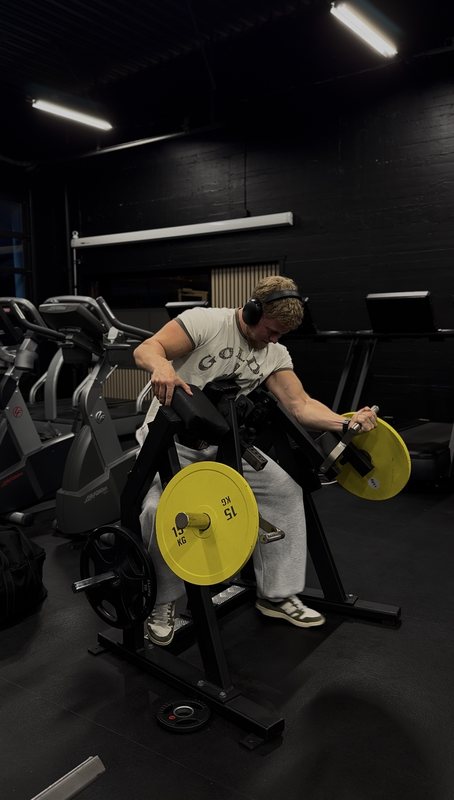 Tobias trener i det mørke treningssenteret