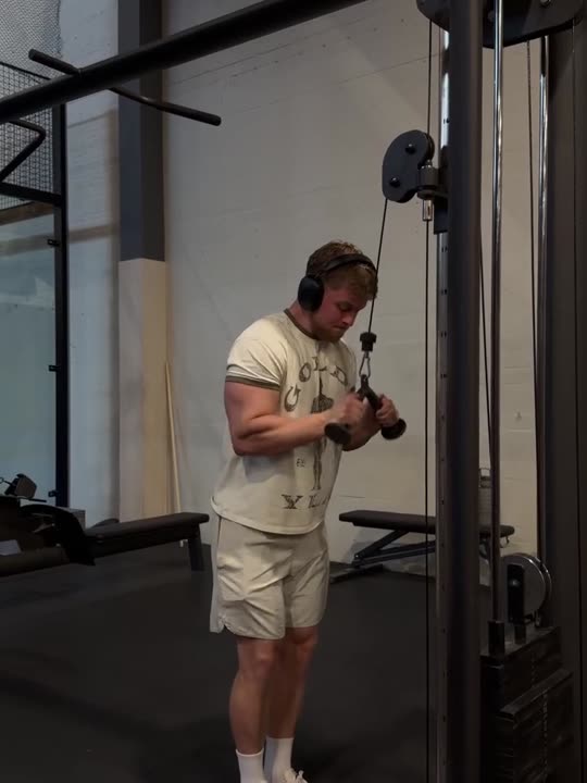 Tobias demonstrerer trening