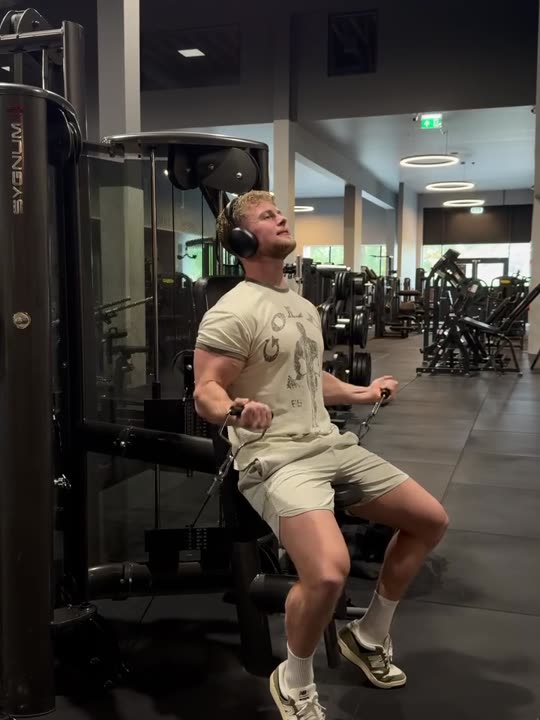 Tobias demonstrerer trening